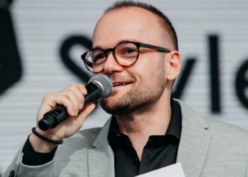 Un nume cunoscut din radioul bihorean trimis în judecată: Emil Trifa, acuzat că și-ar fi hărțuit fosta parteneră cu apeluri repetate și amenințări cu moartea