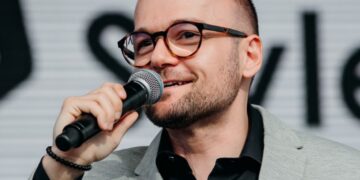 Un nume cunoscut din radioul bihorean trimis în judecată: Emil Trifa, acuzat că și-ar fi hărțuit fosta parteneră cu apeluri repetate și amenințări cu moartea