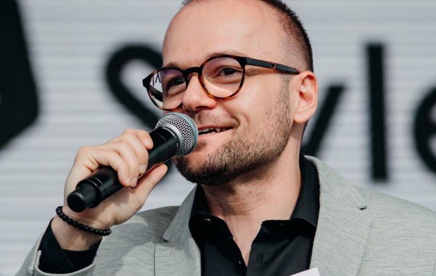 Un nume cunoscut din radioul bihorean trimis în judecată: Emil Trifa, acuzat că și-ar fi hărțuit fosta parteneră cu apeluri repetate și amenințări cu moartea