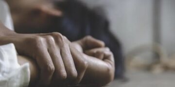 Tată vitreg trimis în judecată pentru agresiune asupra fiicei minore după aproape un an de presiuni, mesaje și atingeri nedorite