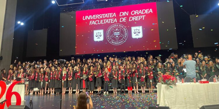 Absolvire cu emoție la Facultatea de Drept din Oradea: o nouă generație de juriști și specialiști în administrație publică pornește spre viitor