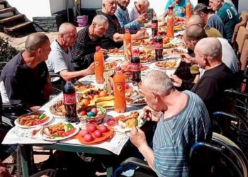 La aproape o lună de la debutul cazului Pașca, o fotografie cu beneficiarii adunați la aceeași masă reaprinde emoția în mediul online