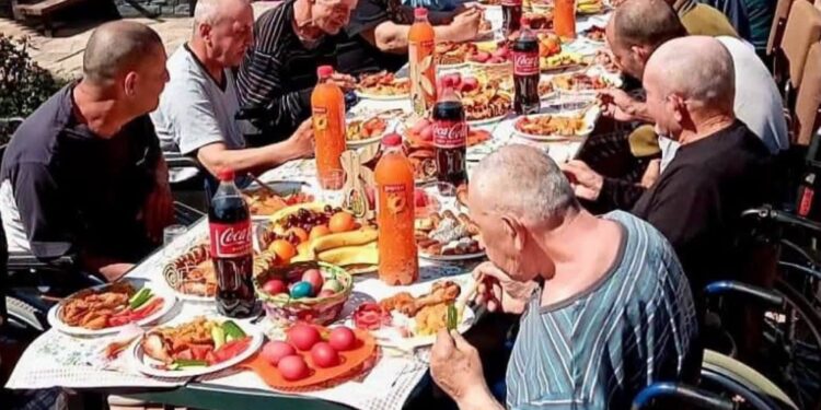 La aproape o lună de la debutul cazului Pașca, o fotografie cu beneficiarii adunați la aceeași masă reaprinde emoția în mediul online
