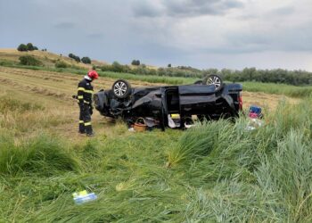 Accident grav pe drumul spre Oradea. O mașină în care se aflau șase persoane, inclusiv doi copii, s-a răsturnat