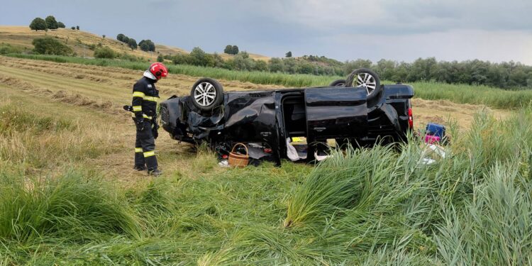 Accident grav pe drumul spre Oradea. O mașină în care se aflau șase persoane, inclusiv doi copii, s-a răsturnat