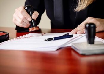 CCR: noțiunea de „infracțiune gravă” nu poate justifica încetarea calității de notar