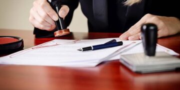 CCR: noțiunea de „infracțiune gravă” nu poate justifica încetarea calității de notar