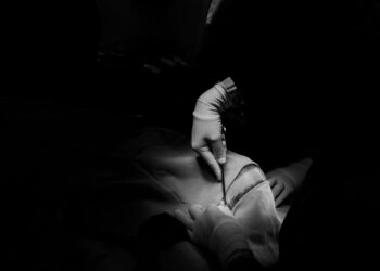 Șef de secție, medic chirurg și conferențiar la Universitatea din Oradea, acuzat că a bătut și amenințat cu moartea un jandarm