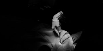 Șef de secție, medic chirurg și conferențiar la Universitatea din Oradea, acuzat că a bătut și amenințat cu moartea un jandarm